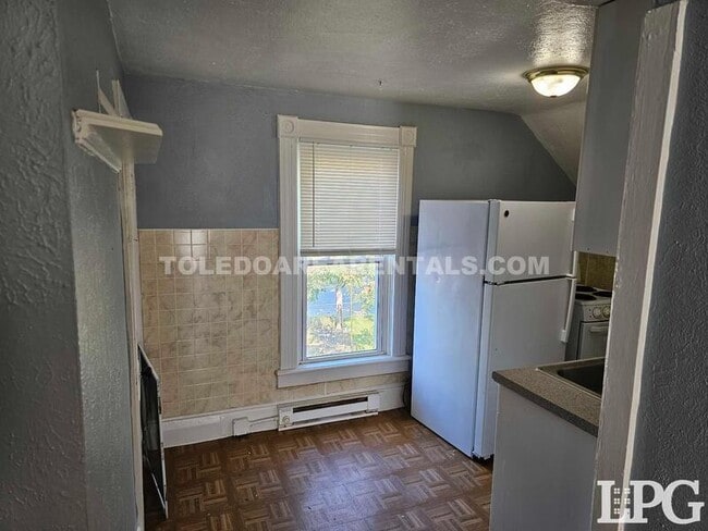 Building Photo - 5520 N Summit St