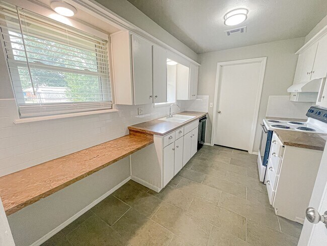 Building Photo - Updated 3/1 Home with Vaulted Ceilings & Large Fenced Backyard