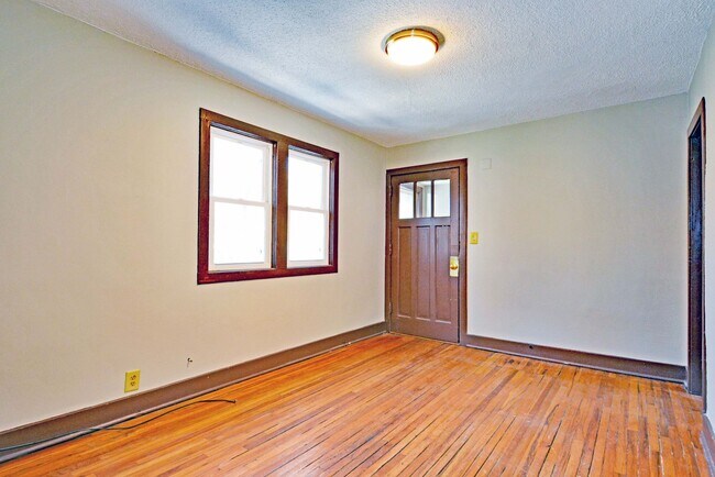 Building Photo - Spacious 4 Bed / 2 Bath Home – Minutes from Grand Casino Arena