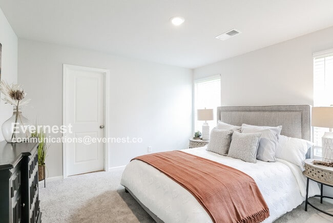 Building Photo - Lovely 3 Bed, 2.5 Bath Home with Modern Am...
