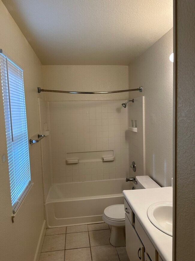 Building Photo - MODESTO 3 BEDROOM 2 BATH HOME