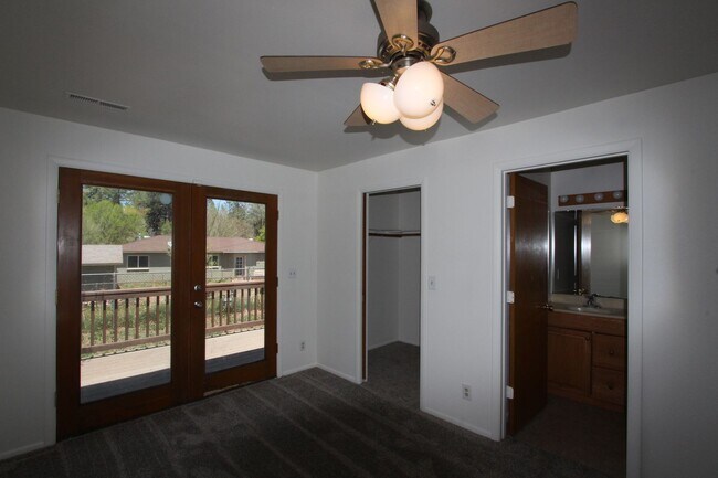 Building Photo - AVAILABLE NOW! Charming Single-Story Home ...