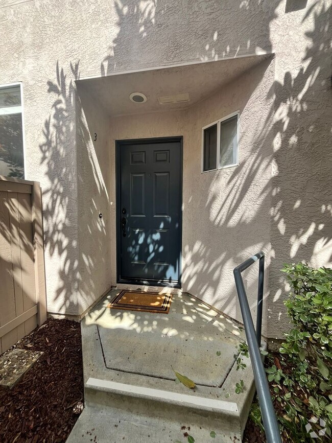Building Photo - Spacious 3-Bedroom, 2.5-Bathroom Home