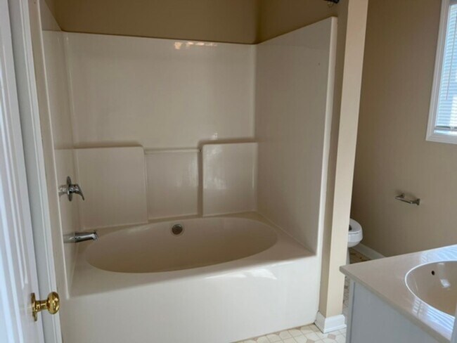 Building Photo - Newly Updated Townhome in Olde Town Village, Bluffton