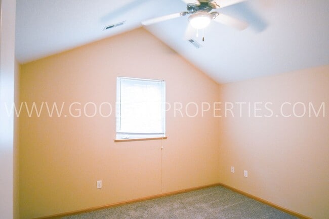 Building Photo - 3 Bedroom 2.5 Bathroom end unit home in Urbandale!!!
