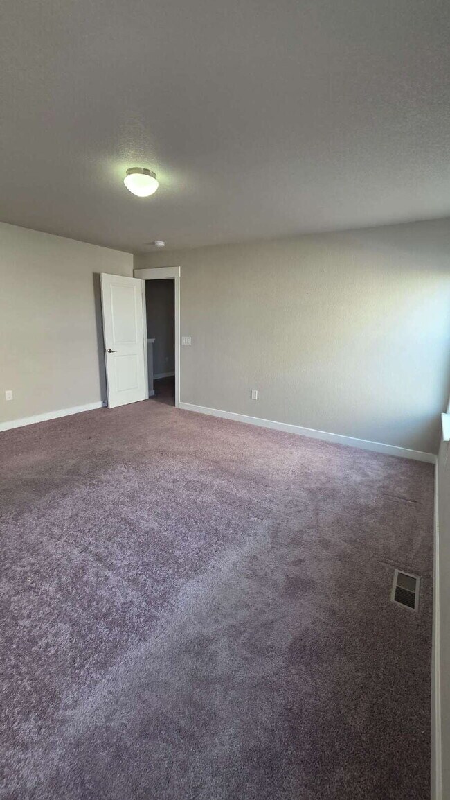 Building Photo - Lorson Ranch 5 bedroom Townhouse near military bases