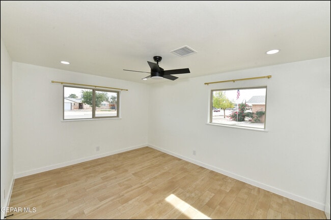 Building Photo - 3217 Wedgewood Dr