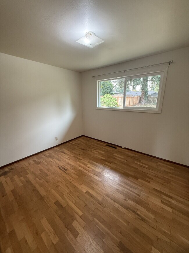 Building Photo - Single Family Home Available for Rent!