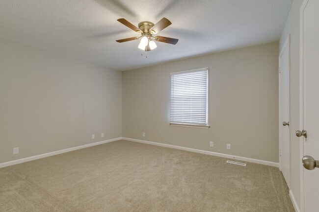 Building Photo - Columbia, TN Two Bedroom Duplex at 1027 Ch...
