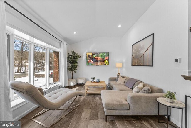 Building Photo - 191 Lakeshore Dr