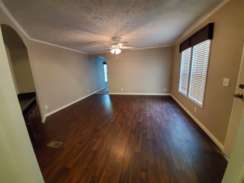 Building Photo - 209 Hickory Ct