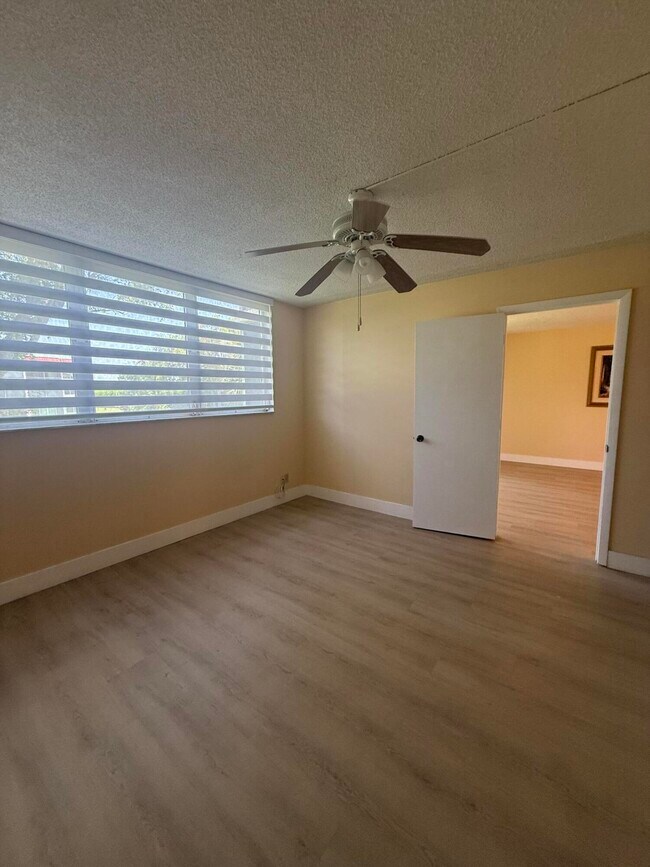 Building Photo - 830 S Hollybrook Dr