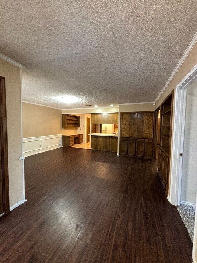 Building Photo - 6008-6010 Shelton St