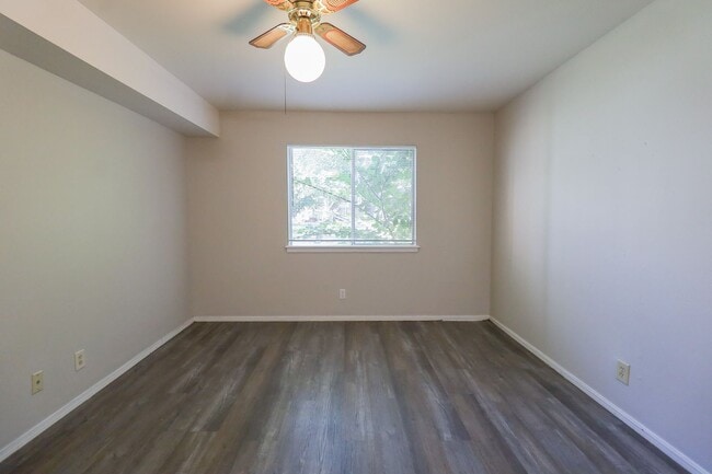 Building Photo - 2 Bed | 2 Bath in Central Tulsa!
