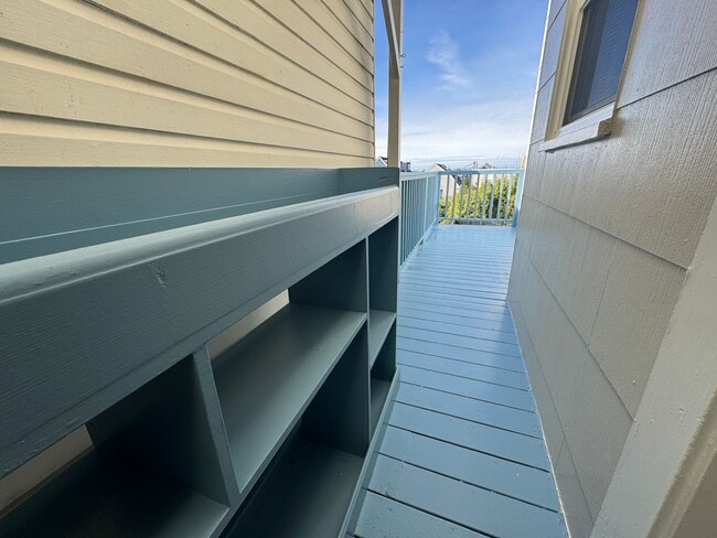 Building Photo - Charming Parkside Upper Flat w/ Garage Parking