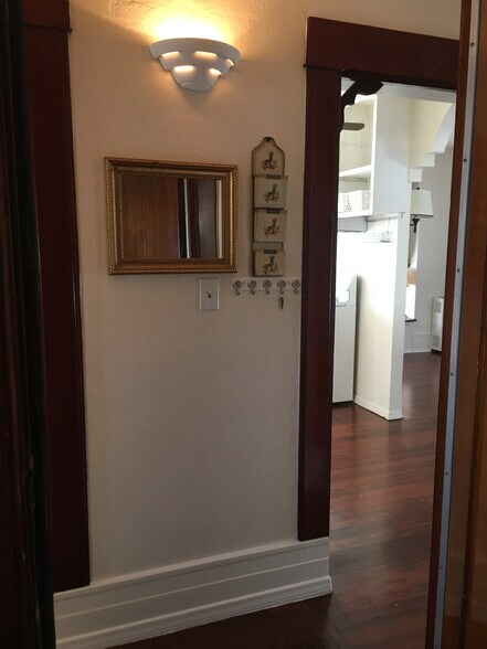 Entryway - 915 25th St