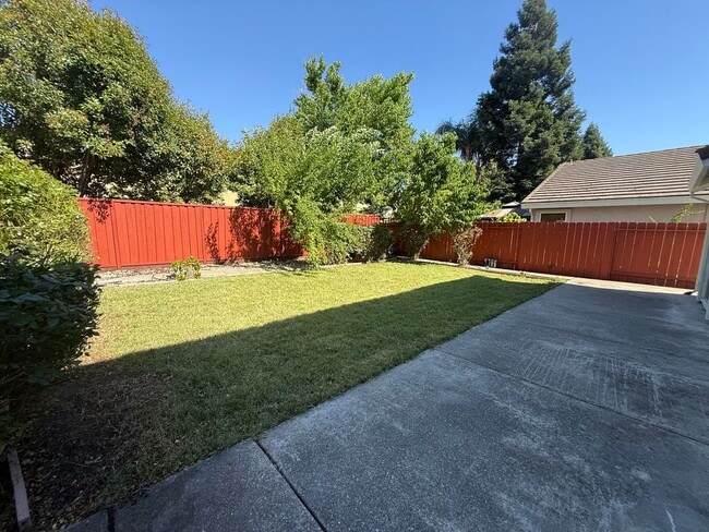 Building Photo - Beautiful Large 4 Bedroom 2.5 Bath Home