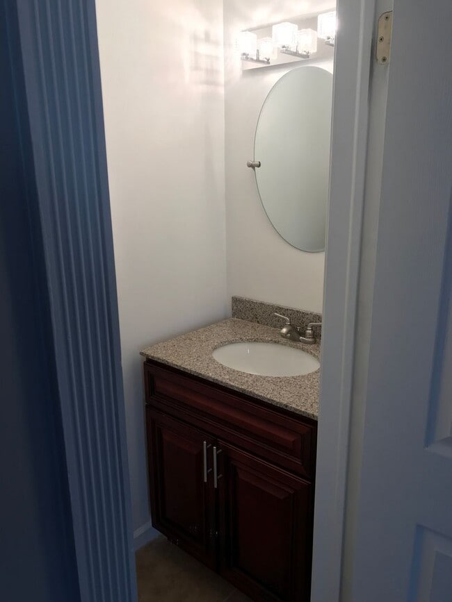 Building Photo - Crestwood 2 bed + Loft Large Condo Availab...