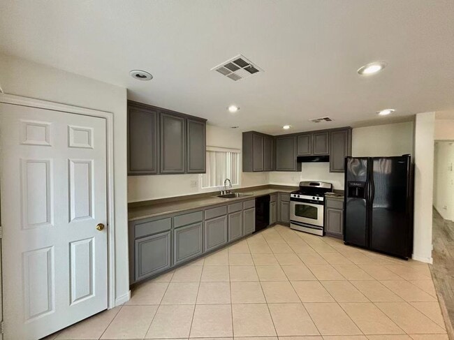 Building Photo - Welcome to this charming 4 bedroom, 2.5 bathroom home.