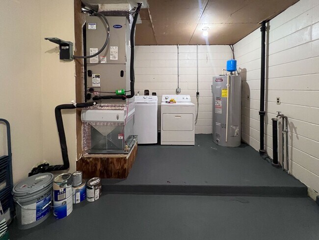 Building Photo - 4BR/3BA with Detached Garage Conversion Available Mid August! *Application Pending*