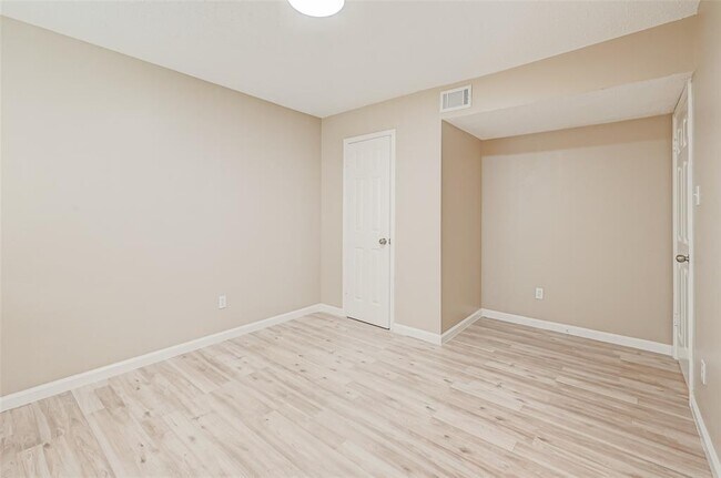 Building Photo - 2302 Brook View Ln