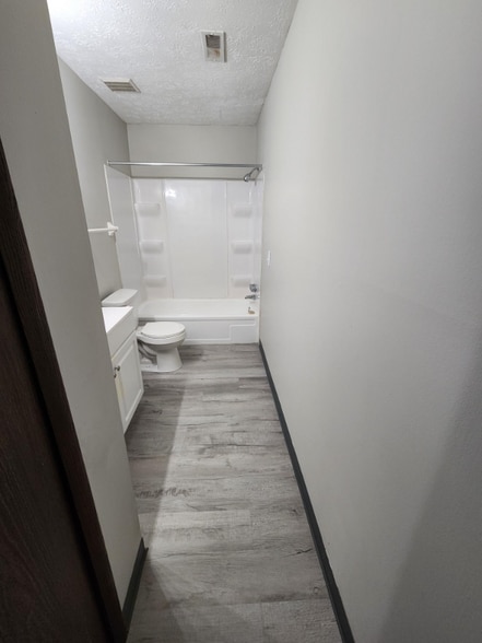 Building Photo - 1103 W Maple St