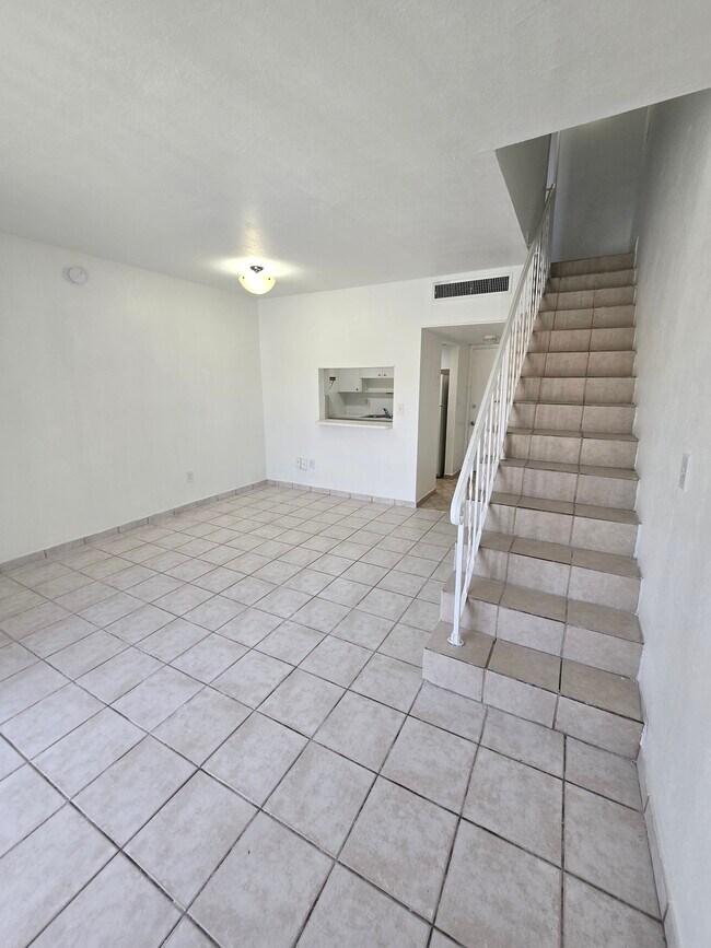 Building Photo - 1305 W 53rd St