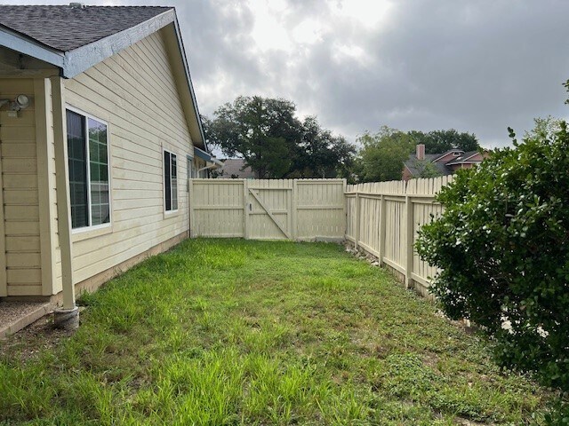 Building Photo - 1803 Foxlake Dr