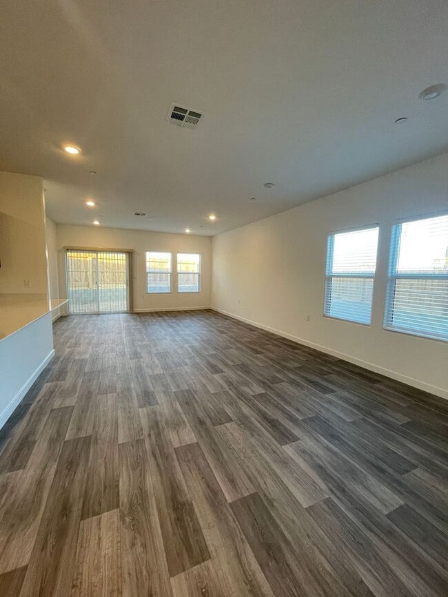 Building Photo - Modern Luxury Living in Madera!
