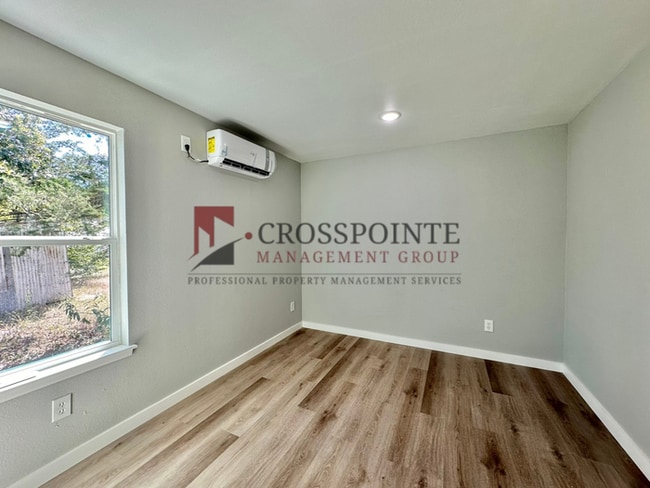 Building Photo - AVAILABLE! Stylish 1-bedroom, 1-bath town home!