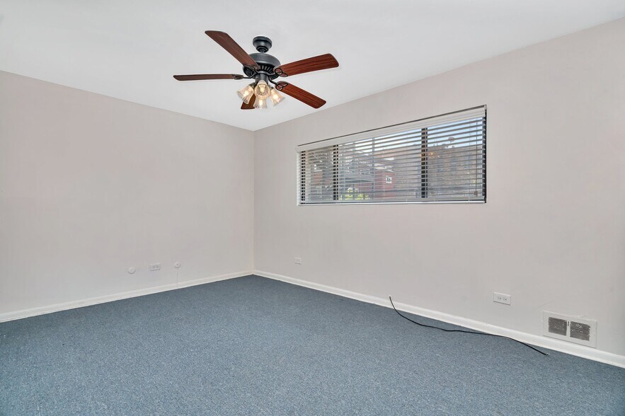 Building Photo - 5440 S Kimbark Ave