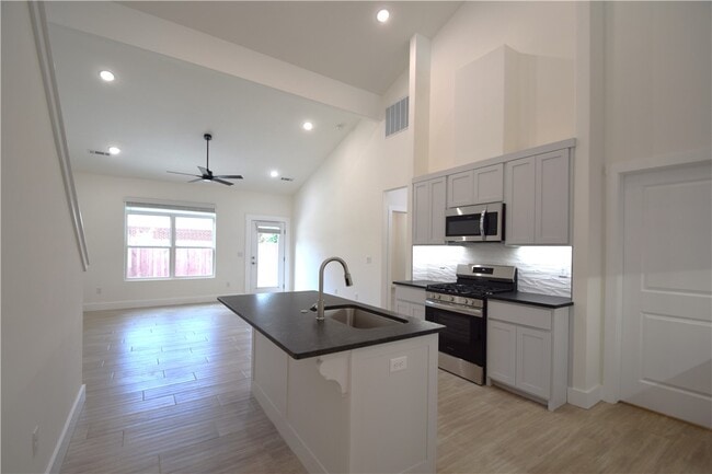 Building Photo - 668 Sun Meadows Loop
