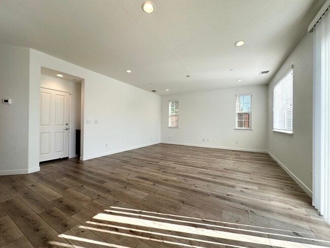 Building Photo - 1008 Oakbriar Cir