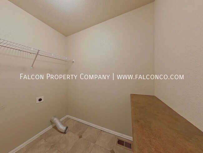 Building Photo - 6070 San Mateo Dr