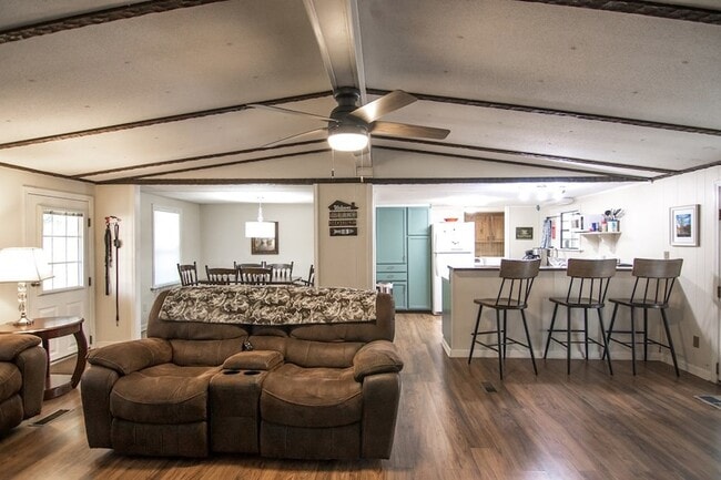 Building Photo - 1631 W Pine Lake Dr