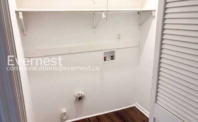 Building Photo - 2 Bed/1.5 Bath Townhome with Off-Street Parking / Pet-Friendly / Coming Soon!