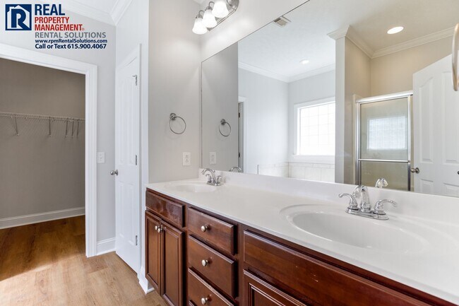 Building Photo - Amazing 3 bedroom home with attached garage!