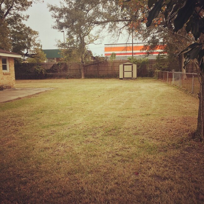 Building Photo - BEAUTIFUL 3/1 HOME ON HUGE DOUBLE LOT