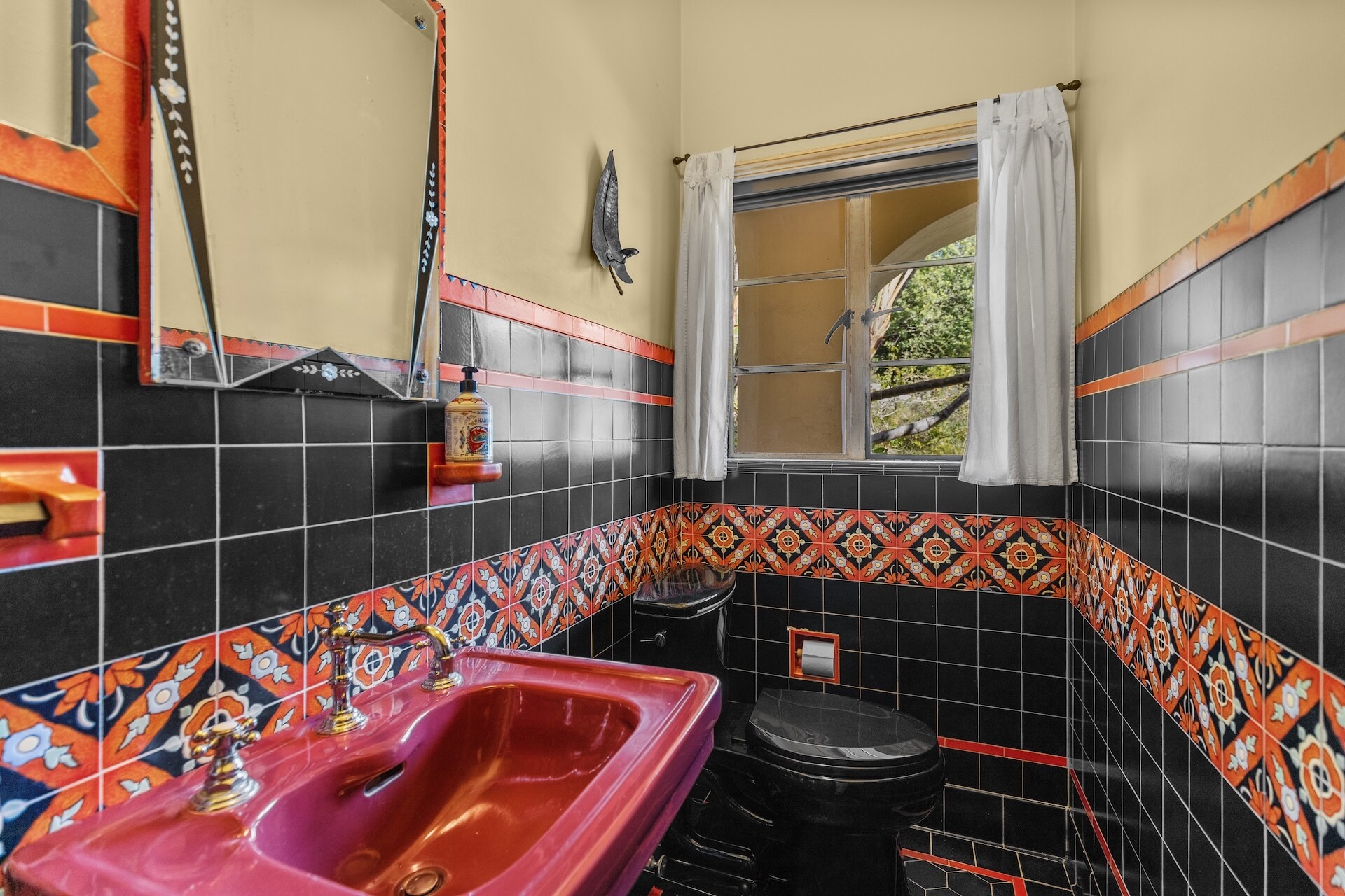 Building Photo - 2856 Glendower Ave