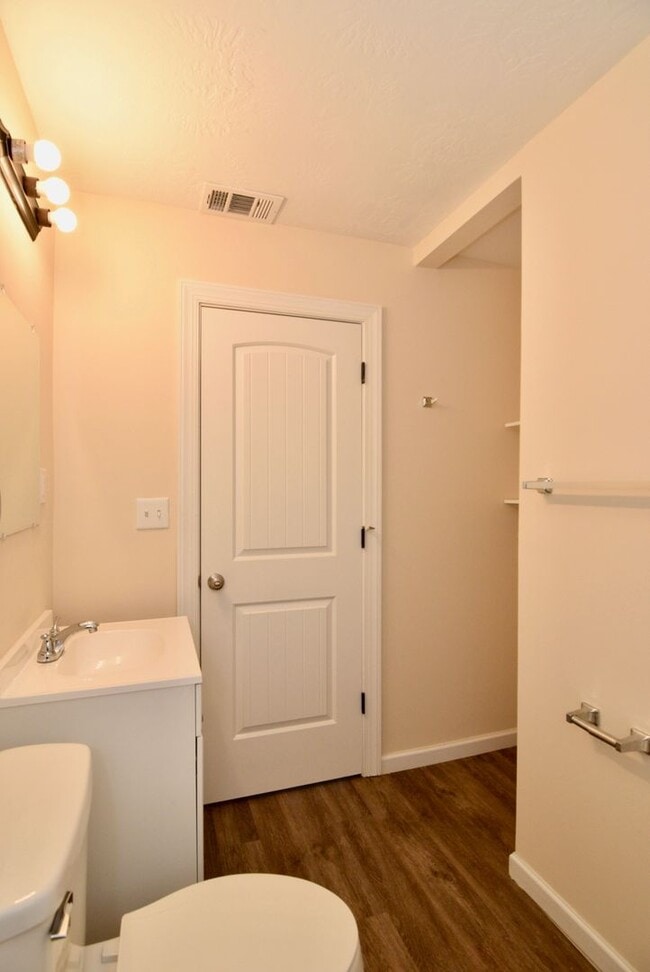 Building Photo - $1025 - 2 bed/1 bath house for rent off Mi...