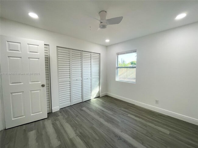 Building Photo - 7915 NW 73rd Ave