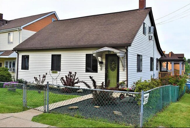 Building Photo - 417 Kismet St