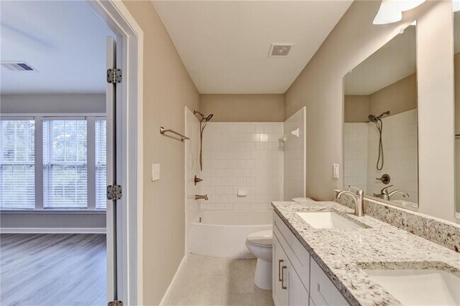 Building Photo - 4005 Edgecomb Dr