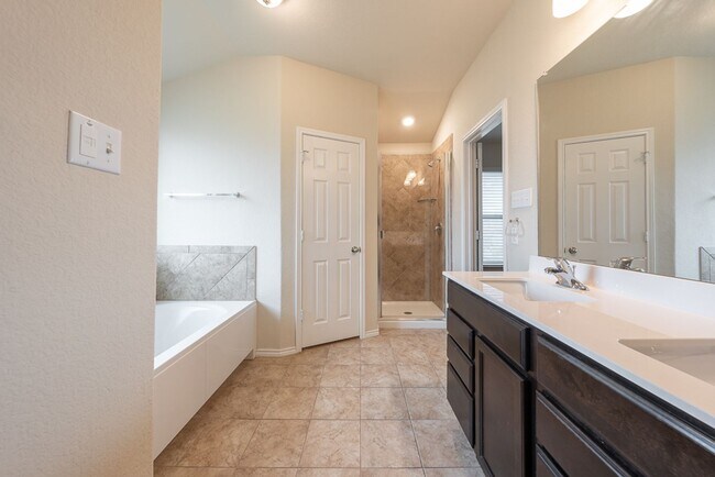 Building Photo - Spacious 3-Bedroom, 2-Bath Home in Lake Po...