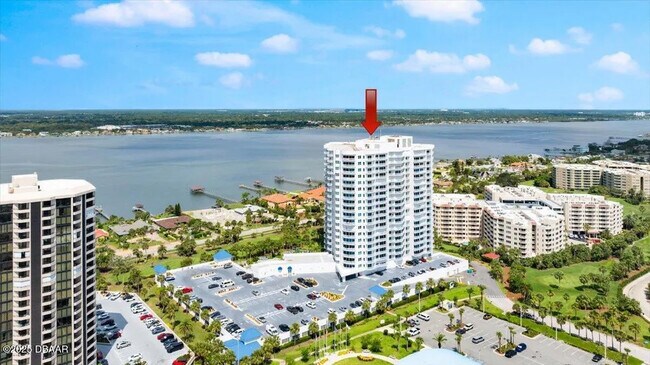 Building Photo - 2 Oceans W Blvd