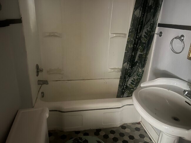 Building Photo - 1625 Catherine Dr