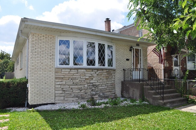 Primary Photo - 7301 W Roscoe St