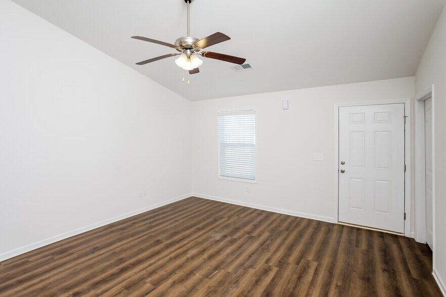 Building Photo - 487 Conifer St