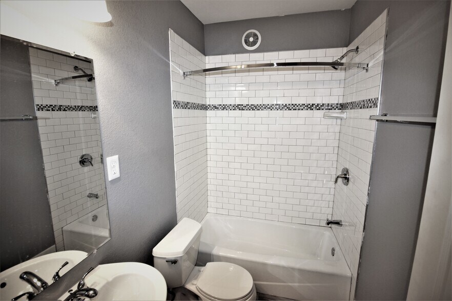 Building Photo - 4405 Woodside St