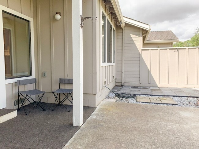 Building Photo - 2 Bedroom / 2.5 Bath Condo in Ridgemark